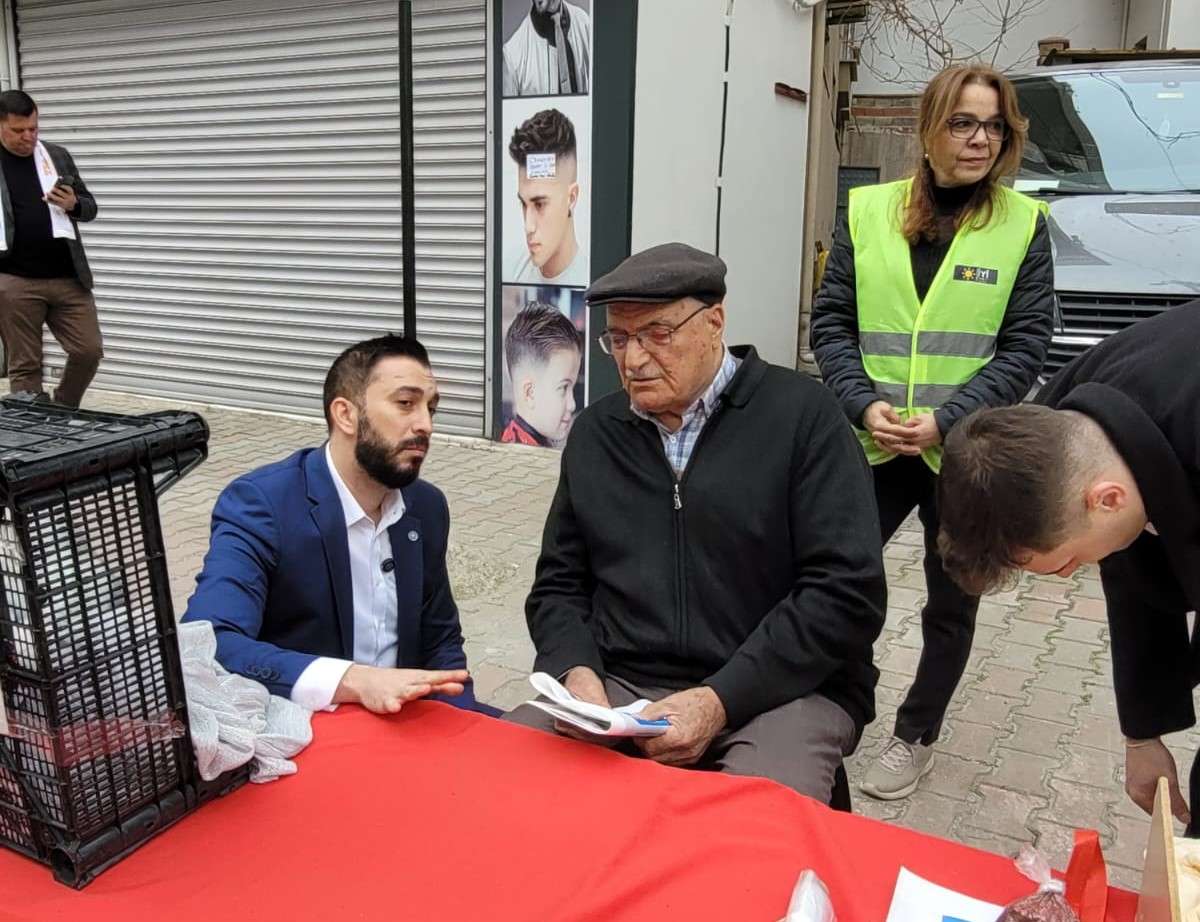 ÖZGÜR GÜNEŞ ÖÇALAN SAHAYA HIZLI İNDİ