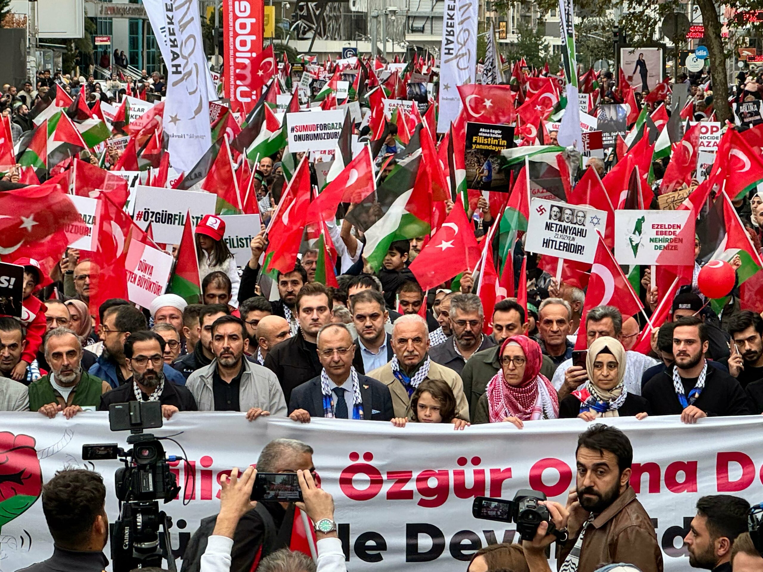 ÜMRANİYE ÖZGÜRLÜK İÇİN YÜRÜDÜ, ON BİNLER TEK YÜREK OLDU